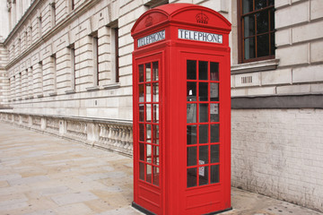Fototapeta na wymiar Legendarne londyńskie czerwone skrzynki telefoniczne.