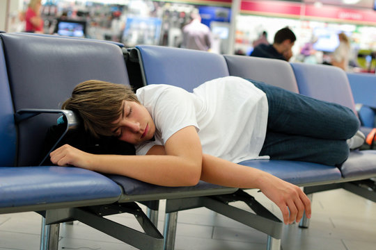dormir sur les banquettes de l'a&eacute;roport