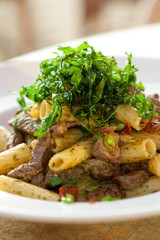 Pasta mit frittiertem Ruccola