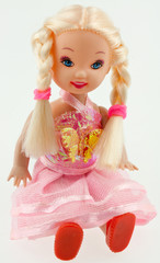 poupée blonde assise