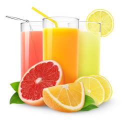 Jus d& 39 agrumes isolé. Trois verres avec du jus d& 39 orange, de pamplemousse et de citron et des fruits coupés isolés sur fond blanc