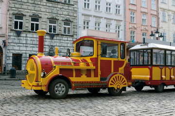 Fototapeta na wymiar Samochód turystyczny Zwiedzanie pociągu w Lwów, Ukraina