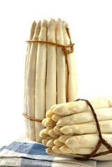 Due mazzi di asparagi bianchi