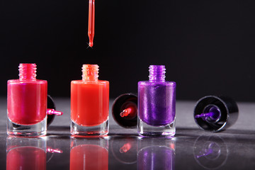 Nagellack in Reihe offen, Nagel mit tropfendem Lack Nahaufnahme
