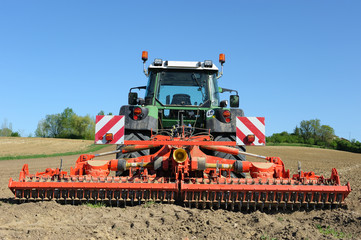 machine agricole pour les travaux des sols