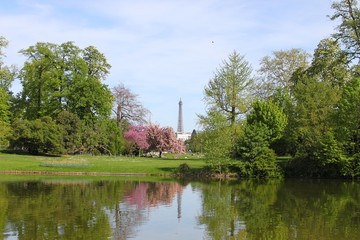 Tour Eiffel vue depuis le lac du Bois de Boulogne à Paris