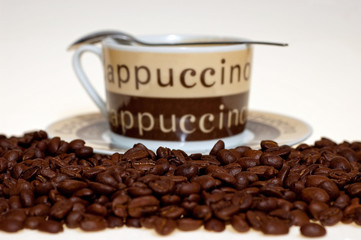 Grains of the coffee and the cup