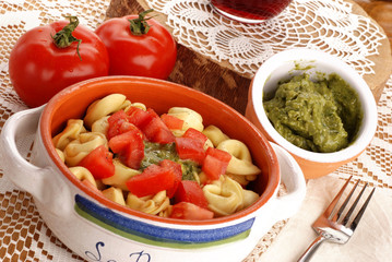 TORTELLINI AL POMODORO E PESTO 1