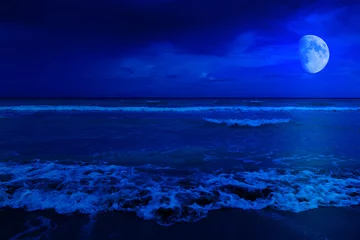 Store enrouleur Plage et mer Scène de nuit sur une plage déserte avec un croissant de lune