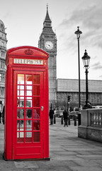 Czerwona budka telefoniczna w Londynie z Big Benem w czerni i bieli - 31514354