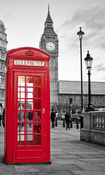 Fototapeta Czerwona budka telefoniczna w Londynie z Big Benem w czerni i bieli