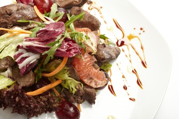 Beef with grapefruit and rucola salad