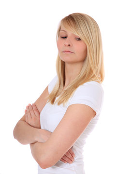 Junge Frau mit skeptischem Blick