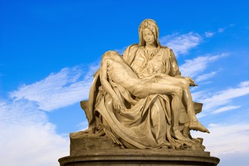 Fototapeta na wymiar Pieta Michała Anioła, a od nieba