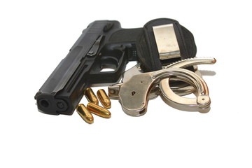 Obraz premium Handgun with handcuffs