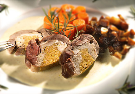Viande plat cuisin&eacute; terrine