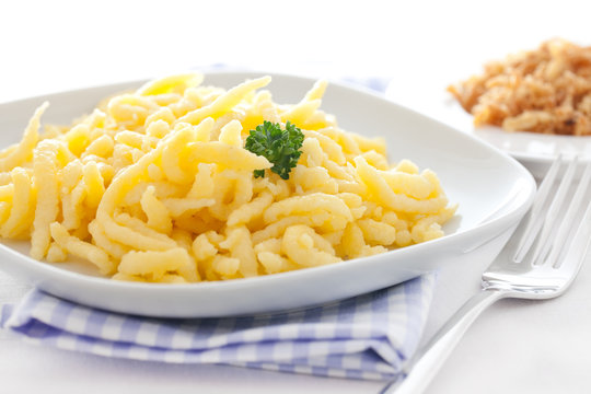 frische Sp&auml;tzle auf Teller