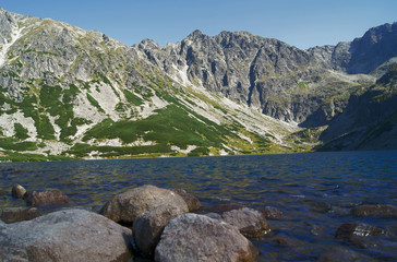 jezioro i skalista góra 2