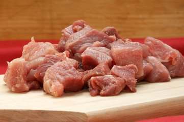 Gulasch frisch zubereitet auf einem Holzteller