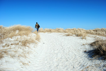 Mann überquert traumhafte Sanddüne