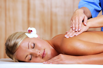 Obraz na płótnie Canvas Relaxing massage for woman