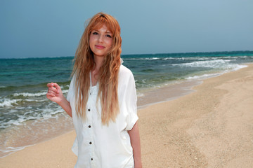 Fototapeta na wymiar コマカ島の白い砂浜と笑顔の女性