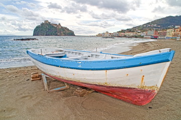 Fischerboot am Strand von Ischia,Italien