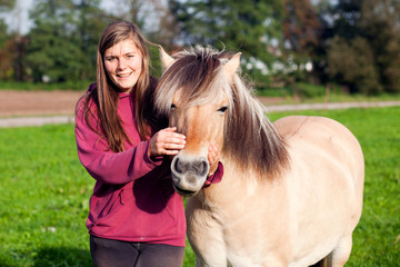 Frau mit Pony