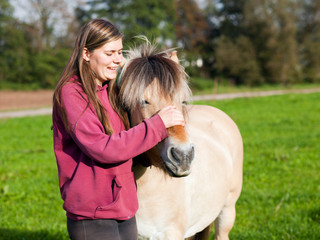 Frau mit Pony