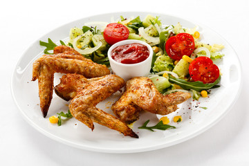 Grilled chicken wings with vegetable salad
