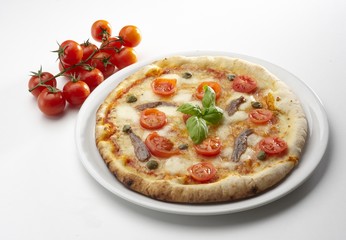 pizza con pomodorini su fondo bianco
