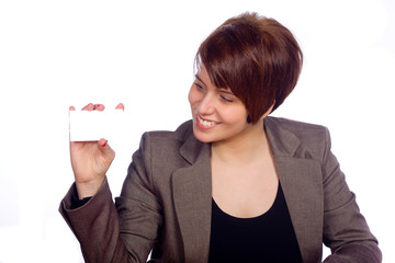 Junge Frau schaut auf Visitenkarte