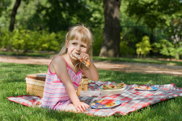 picnic girl © mbt_studio