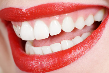 Mund mit weisse Zähne rote Lippen Nahaufnahme