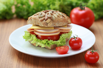Brötchen mit Pute und Tomaten