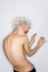 Junge Frau mit extremen Makeup