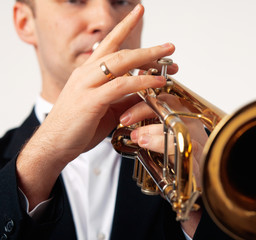Obraz na płótnie Canvas Portrait of a man playing his Trumpet