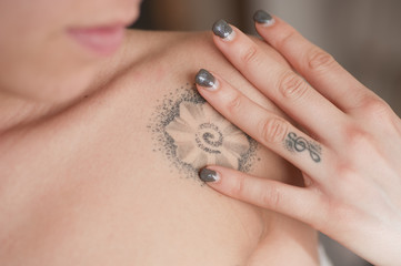 tatuaggio interno spalla