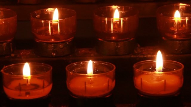 Kerzen in Kirche zum Spenden von Trost und Segen in Not
