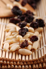 uva passa e pinoli - quattro