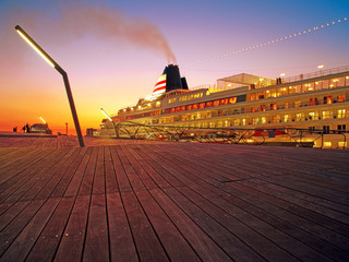 夕日　客船　出港 © Hamdan Yoshida