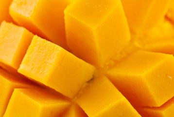 mangue mûre découpée en dés