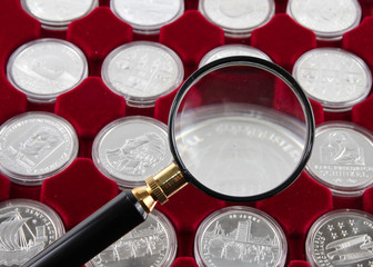 münzen mit lupe