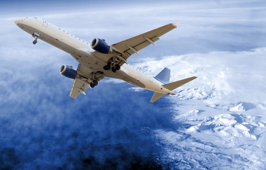 Fototapeta na wymiar Samolot nad niebem