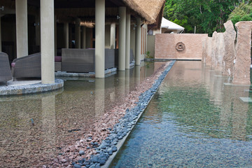décor jardin zen, pierres cailloux et eau
