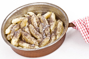 Mohnnudeln in Pfanne