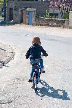 petite fille sur son vélo