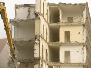 Abrißbagger beim Hauseinreißen