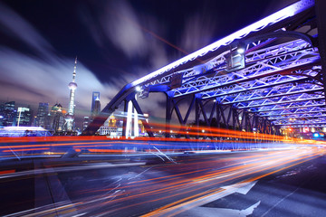 Fototapeta na wymiar Shanghai Most Ruch w nocy