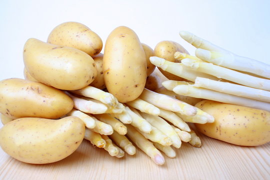 Rohe Kartoffeln und Spargel